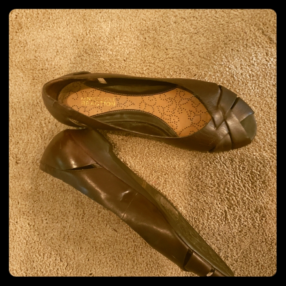 Kenneth Cole brown leather flat open toe sandles